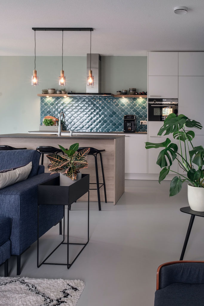 Interieur Retro chique rustig woonkamer met keuken in appartement ontwerpen door interieurontwerper in Rotterdam