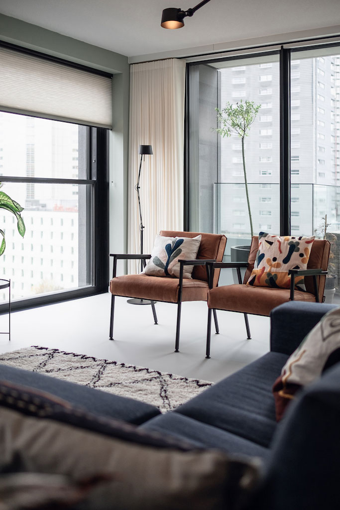 Interieur Retro chique rustig woonkamer met stoelen in appartement ontwerpen door interieurontwerper in Rotterdam