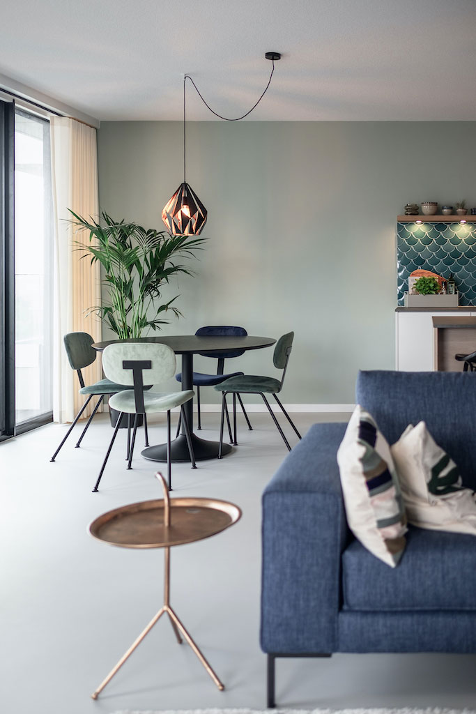 Interieur Retro chique rustig woonkamer met ronde eettafel in appartement ontwerpen door interieurontwerper in Rotterdam