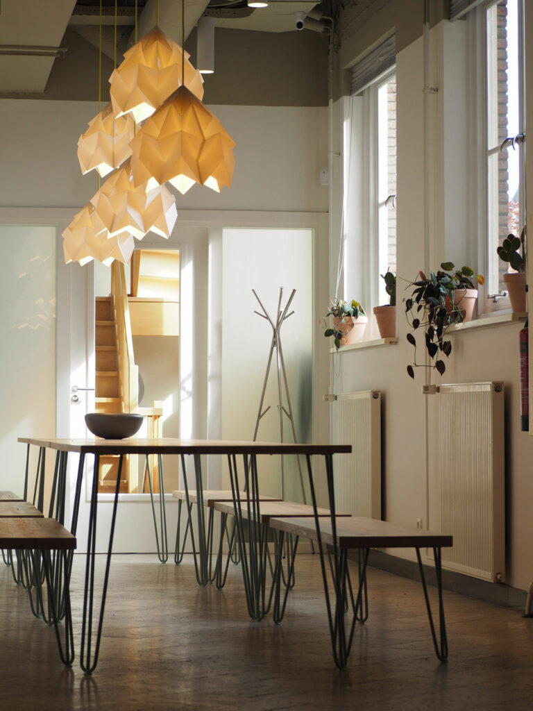 Lunchruimte kantoor met lampen in Utrecht gemaakt door interieurontwerp Dordrecht