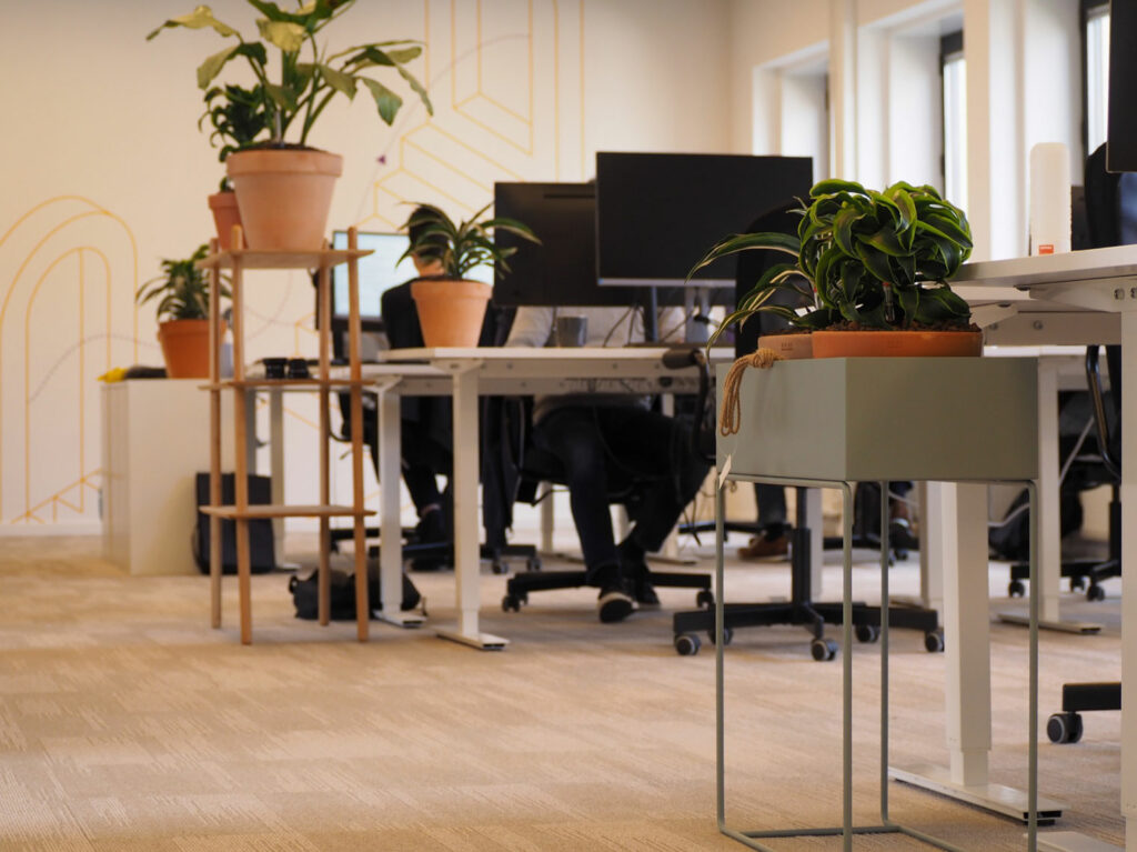 Werkruimte kantoor met plantenbak in Utrecht gemaakt door interieurontwerp Dordrecht