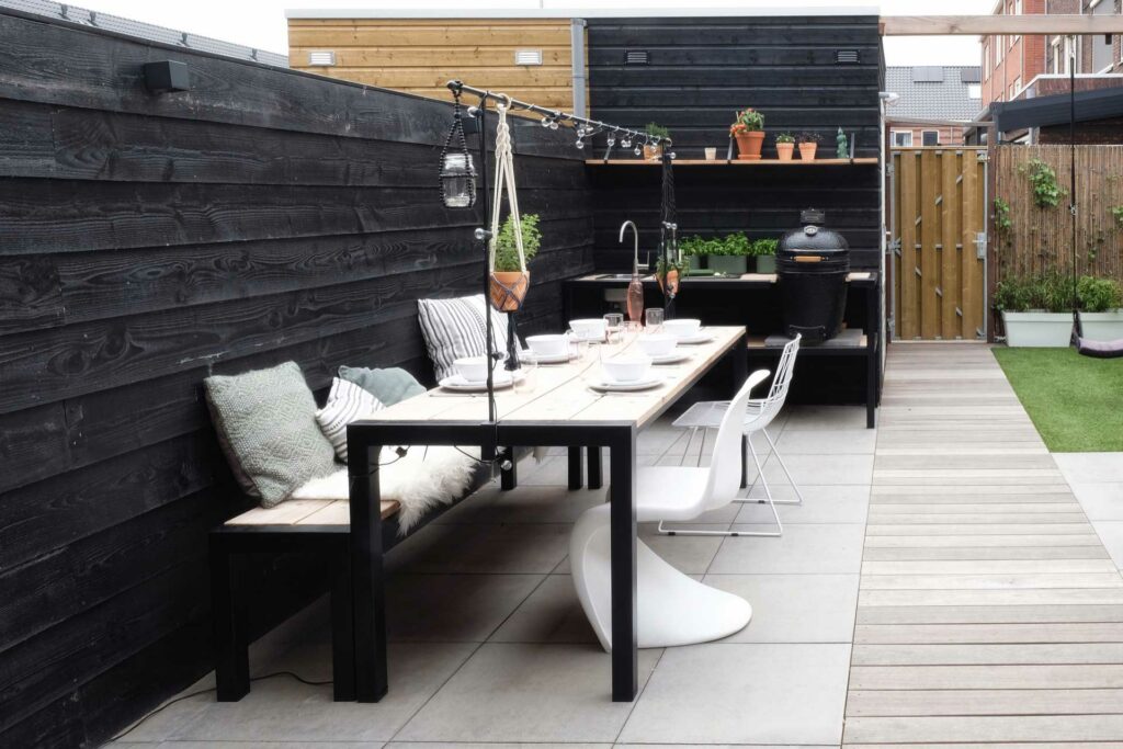 Ontwerp voor tuin met maatwerk eettafel en buitenkeuken gemaakt door interieurstyliste Kim van Tol uit Dordrecht