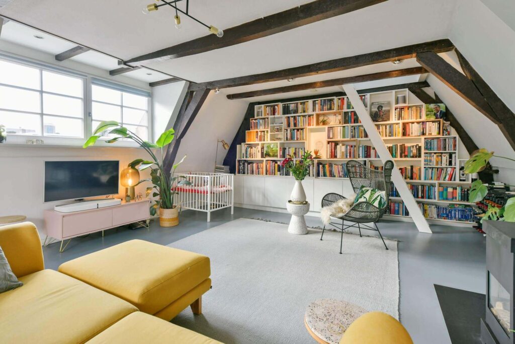 Resultaat van interieurontwerp van woonkamer met boekenkast in Amsterdam