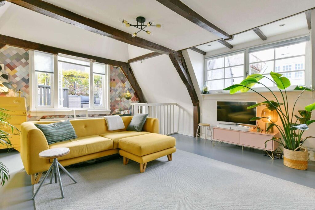 Resultaat van interieurontwerp van woonkamer met gele bank in Amsterdam