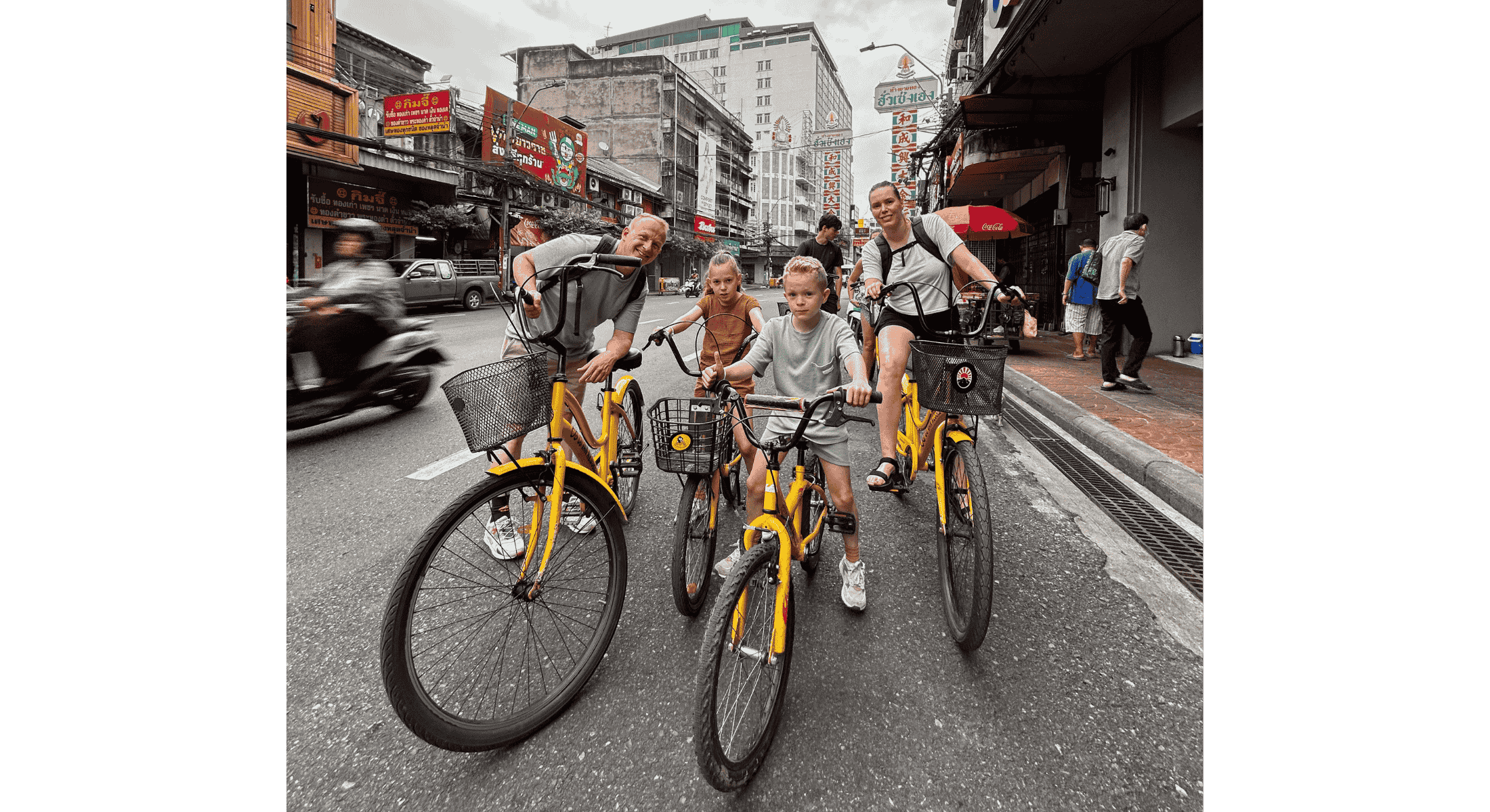 Reisblogger Kim van Tol met haar gezin tijdens een fietstour door Bangkok, Thailand, een leuke manier om de stad te ontdekken met kinderen.